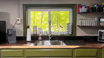 Coffee/tea maker, fridge, microwave, oven