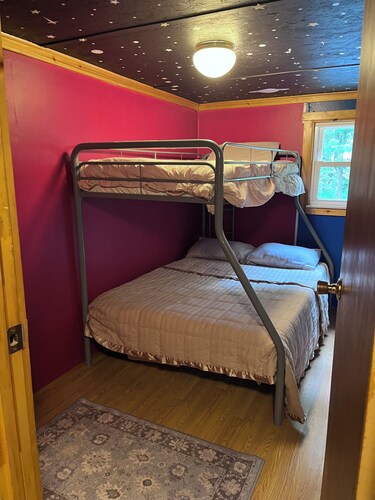 Peaceful 3-bedroom cabin in quaint Hillsgrove perfect for relaxing getaway