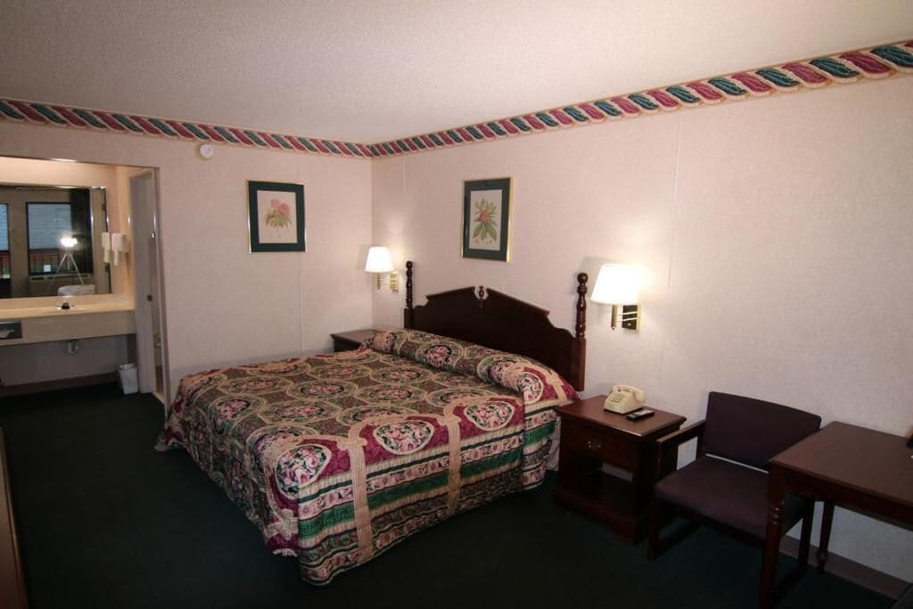 Iron/ironing board, WiFi (free)