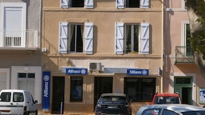 A building with two visible storefronts labeled 'Allianz' and 'Brice Vicent Agent General.' - Spacious loft apartment in charming Saint-Chinian (saint-Chinian)