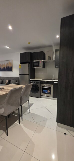Classic Room | Private kitchen | Fridge, microwave, oven, stovetop - Lennox Apartment Exquisite (Accra)
