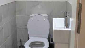 Classic Room | Bathroom | Shower, towels, toilet paper