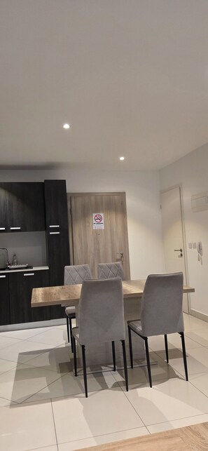 Classic Room | Dining - Lennox Apartment Exquisite (Accra)