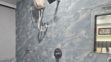 Kamar Double Deluks, pemandangan kota | Kamar mandi | Perlengkapan mandi gratis, sandal, handuk, dan sabun