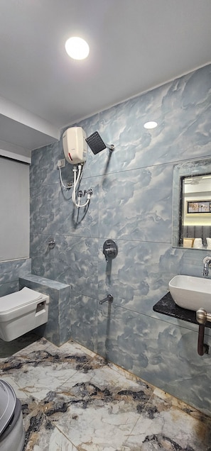 Deluxe Double Room, City View | Bathroom | Free toiletries, slippers, towels, soap - Hotel Maan Palace (Ahmedabad)