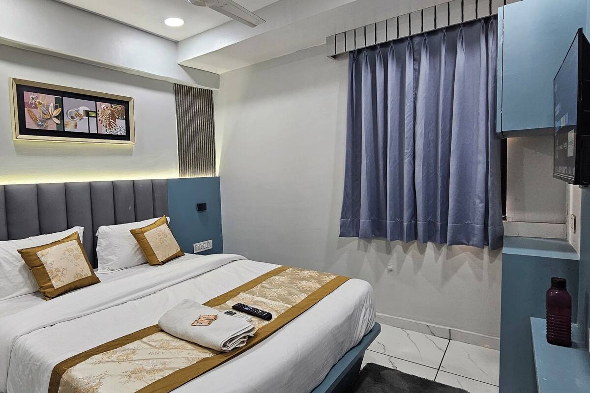 Deluxe Double Room, City View | Peti besi dalam bilik, meja, ruang kerja komputer riba 