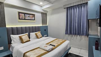 Kamar Double Deluks, pemandangan kota | Brankas, meja kerja, ruang kerja ramah laptop, dan setrika/meja setrika