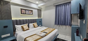 Deluxe Double Room, City View | In-room safe, desk, laptop workspace, iron/ironing board - Hotel Maan Palace (Ahmedabad)