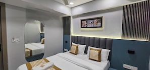 Deluxe Double Room, City View | In-room safe, desk, laptop workspace, iron/ironing board - Hotel Maan Palace (Ahmedabad)