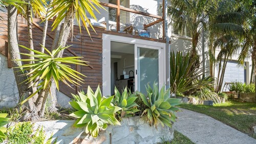 Freshwater Coastal Nook Walk to Beach & Cafes