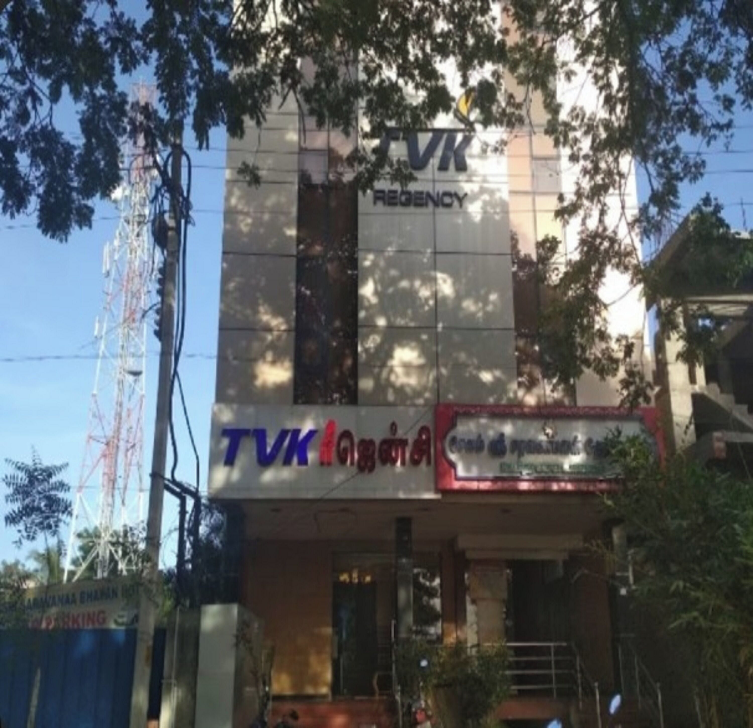 Un edificio con un letrero que dice 'TVK' y 'REGENCY' en la fachada.