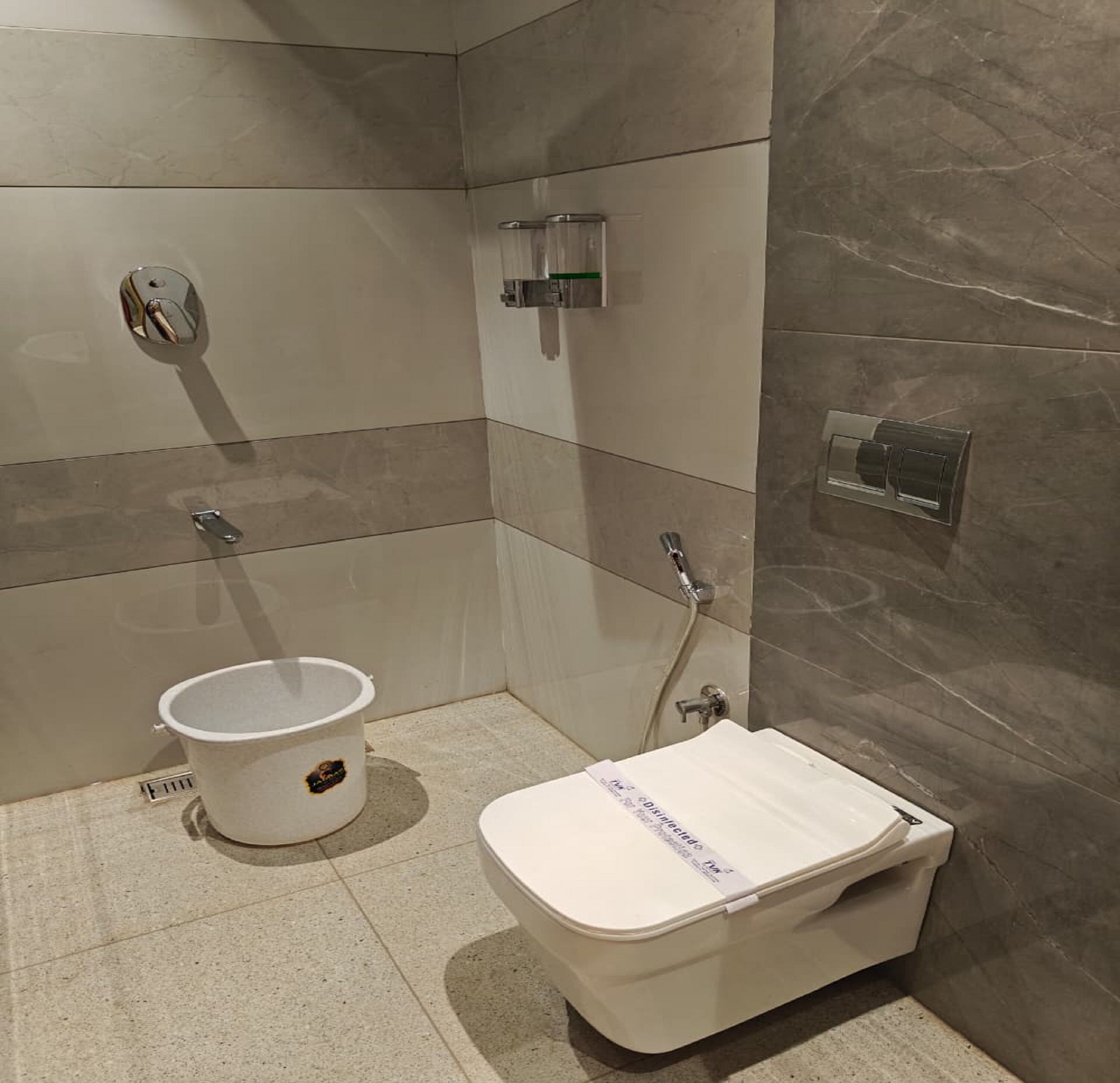 Habitación individual Deluxe | Baño | Regadera, toallas, jabón, shampoo 