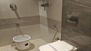 Deluxe Single Room | Bathroom | Shower, towels, soap, shampoo