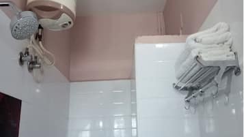 Suite | Badezimmer | Dusche, Handtücher, Seife, Shampoo