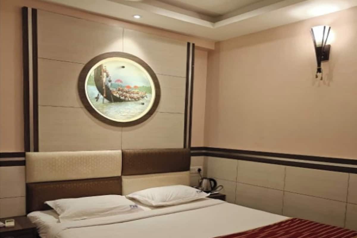 Hypo-allergenic bedding, rollaway beds, free WiFi, bed sheets