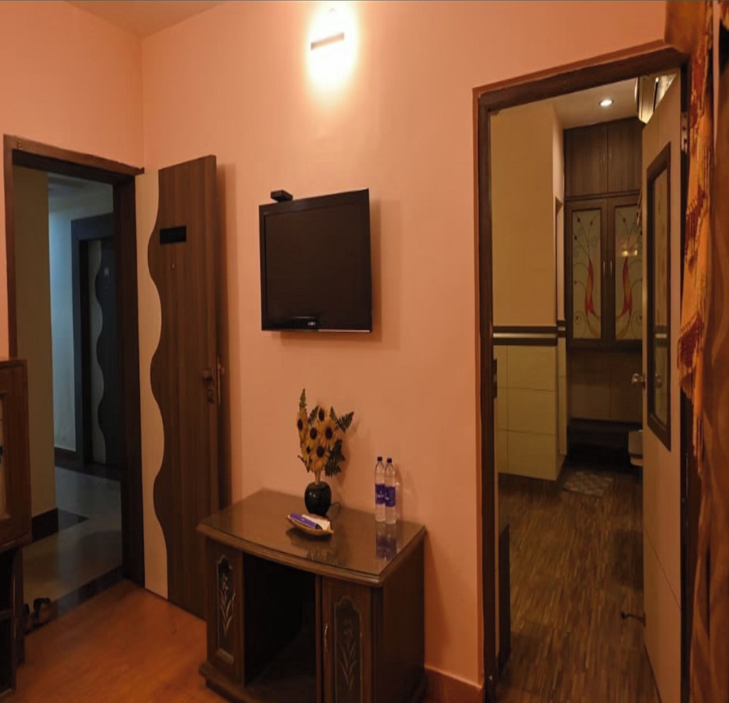 Suite | Living area | 32-inch LCD TV with cable channels