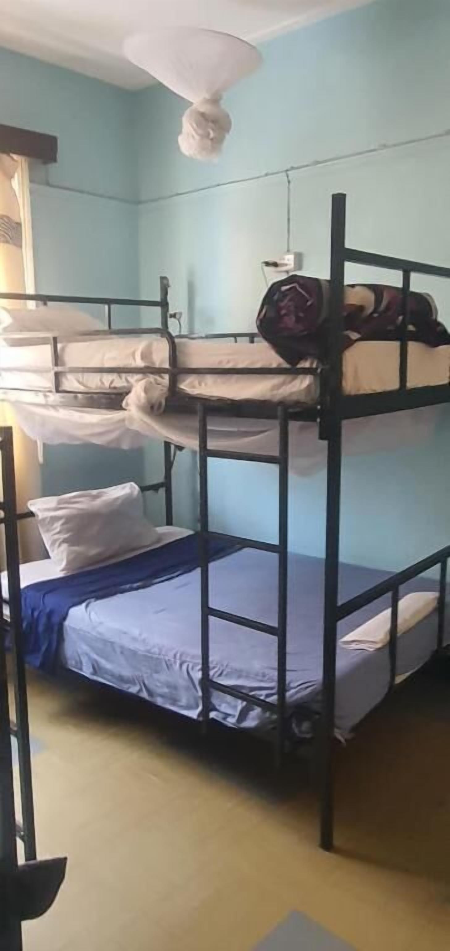 Dormitorio compartido | Tabla de planchar con plancha y wifi gratis