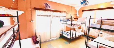 Dormitorio compartido Confort, balcón | Tabla de planchar con plancha y wifi gratis