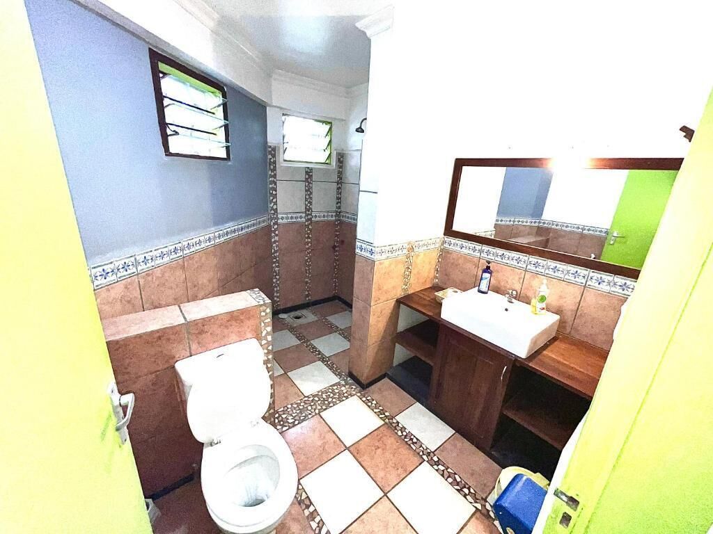 Kamar Double atau Twin Deluks | Kamar mandi | Sandal