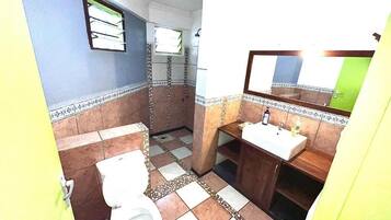 Kamar Double atau Twin Deluks | Kamar mandi | Sandal