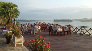 Outdoor dining - Senesothxuene Hotel (Muang Khong)