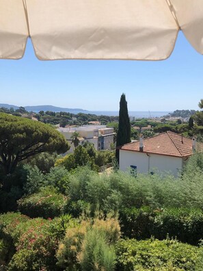 A residential area with a view of the sea, surrounded by greenery and buildings. - Studio with a view of the ocean (Cavalaire-sur-Mer)