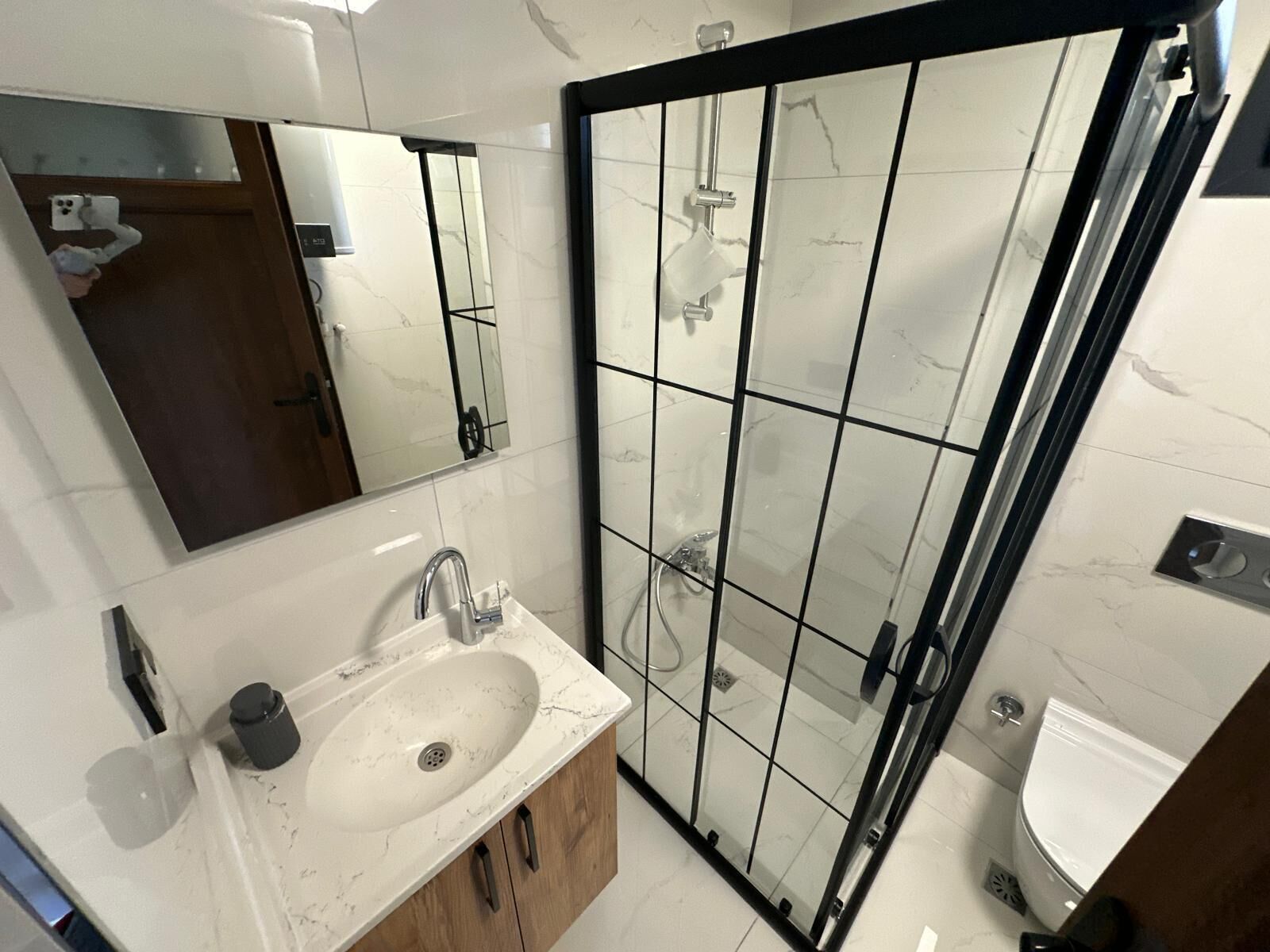 Basic-Apartment | Badezimmer | Handtücher, Seife, Shampoo, Toilettenpapier