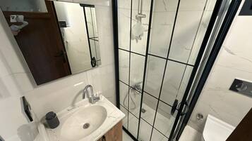 Basic Apartment | Bathroom
