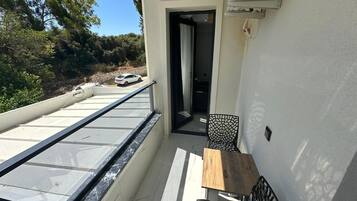 Basic Apartment | Outdoor dining