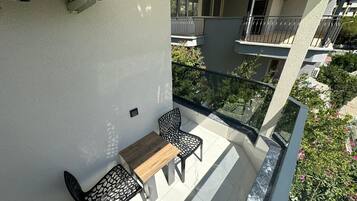 Basic Apartment | Outdoor dining
