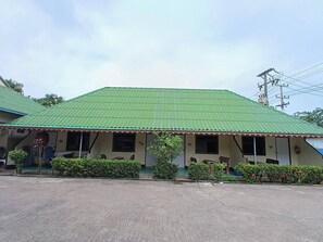 A two-story building with a green roof and a covered porch area. - Seaview Resort (Klaeng)