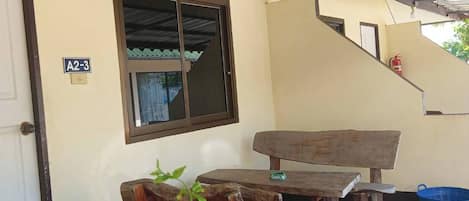 Habitación básica con 2 camas individuales | Restaurante al aire libre