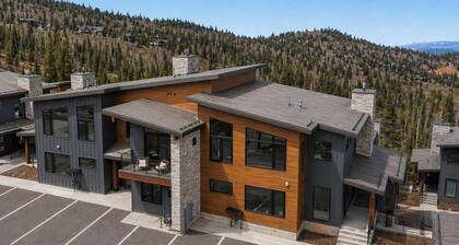 Skyline Retreat | Luxe Townhome w/ Hot Tub & Sauna
