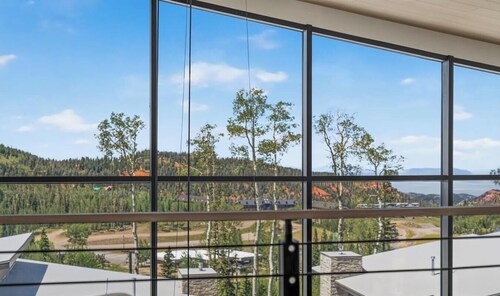 Skyline Retreat | Luxe Townhome w/ Hot Tub & Sauna