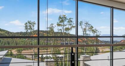Skyline Retreat | Luxe Townhome w/ Hot Tub & Sauna
