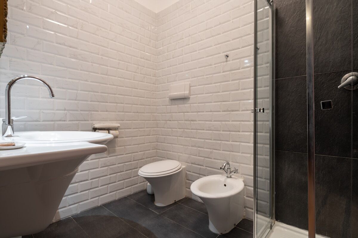 Un bagno moderno con una vasca freestanding, un water e un bidet.