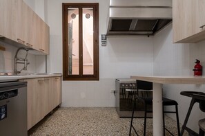 Cuina amb forn integrat, un rentaplat i una finestra amb vistes.