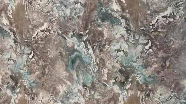 Uma cama com cabeceira azul-turquesa, um travesseiro branco e uma mesinha de cabeceira branca.