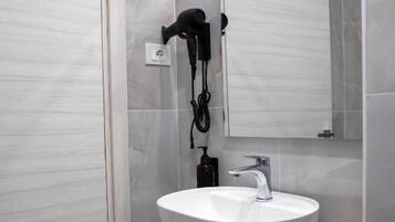 Superior-Dreibettzimmer | Badezimmer