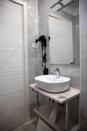 Tripla Superior | Bagno | Doccia, set di cortesia gratuito, asciugacapelli, asciugamani