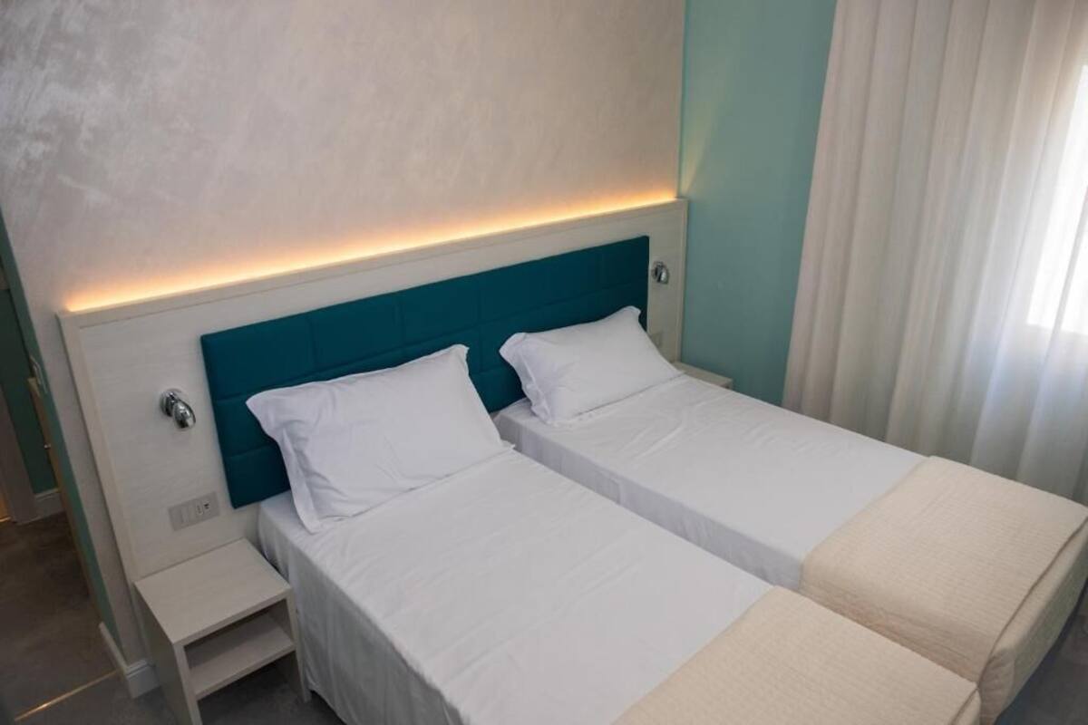 Caja de seguridad en la habitación y escritorio
