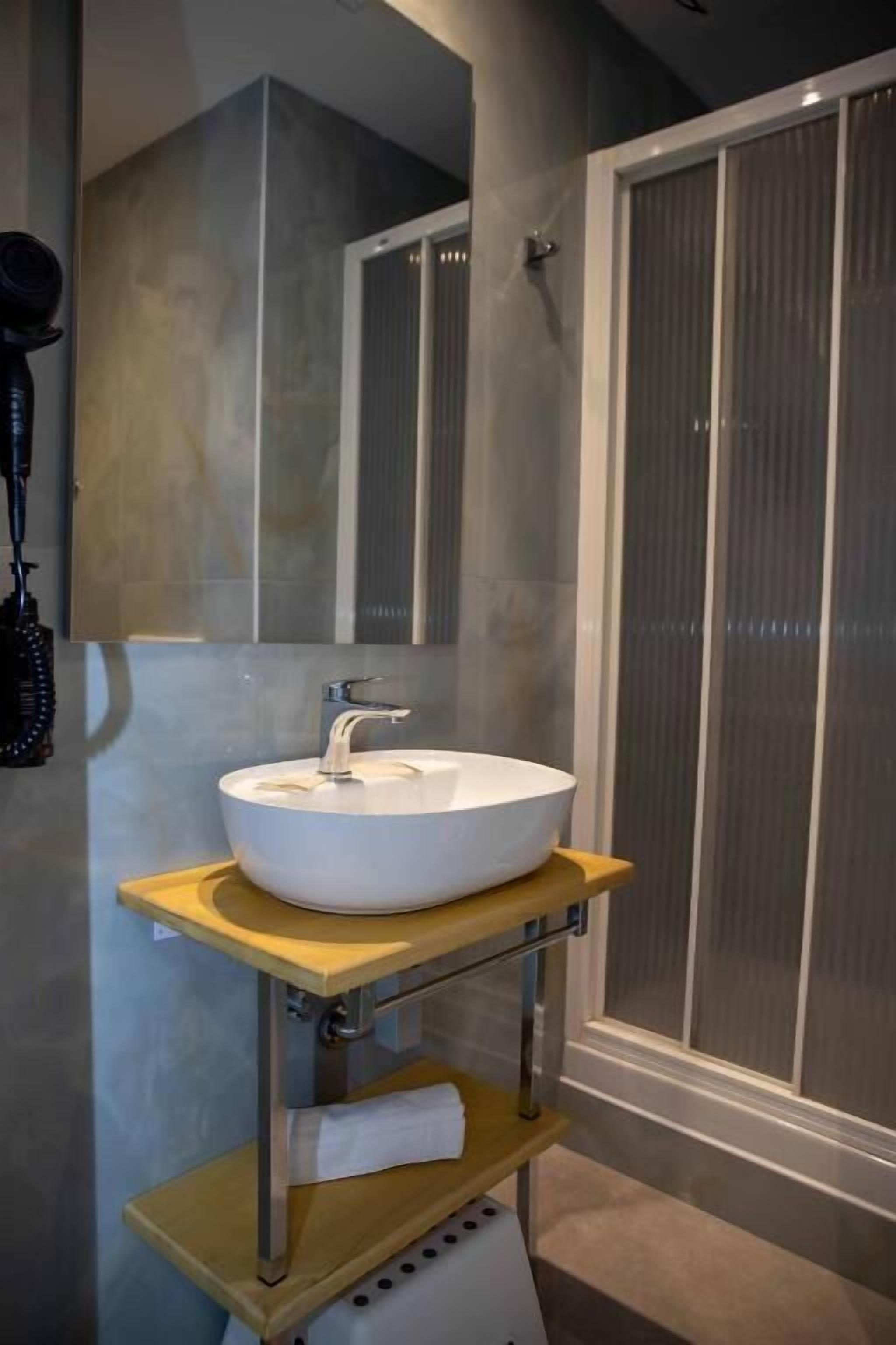 Douche, articles de toilette gratuits, sèche-cheveux
