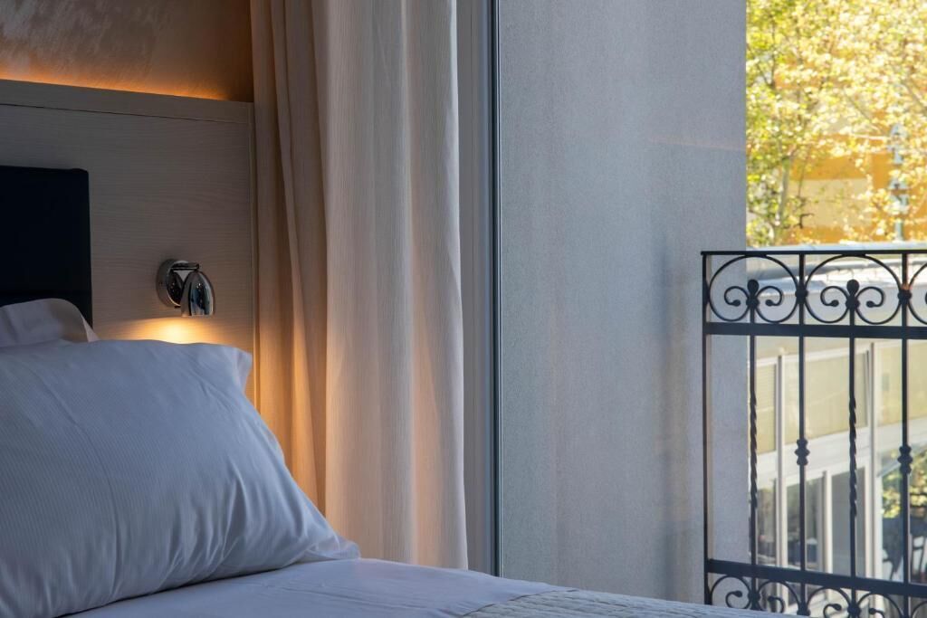 Habitación Deluxe, balcón | Caja fuerte, escritorio, sistema de insonorización y wifi gratis