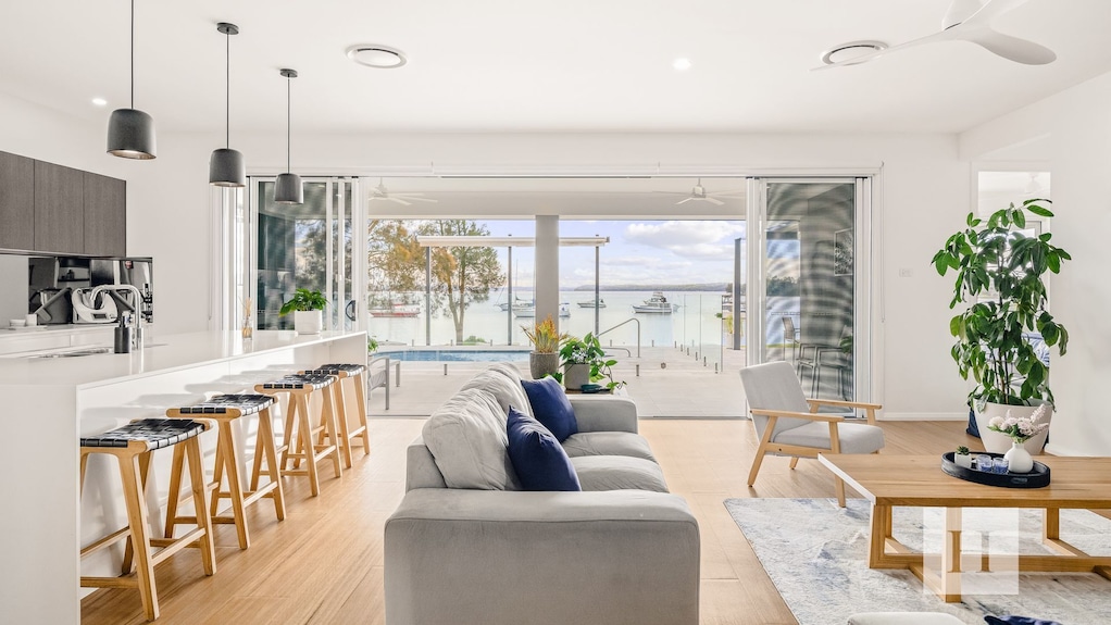 The View | Luxury Lake Macquarie Escape With Pool & Panoramic Water Views - ニューカッスル