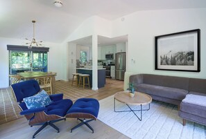Living area - Fabulous 4-bedroom house with AC 5 mins from charming Woodstock (Kingston)