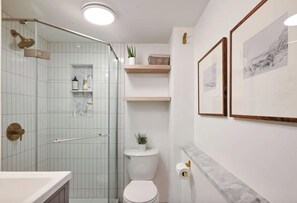 Bathroom - Fabulous 4-bedroom house with AC 5 mins from charming Woodstock (Kingston)