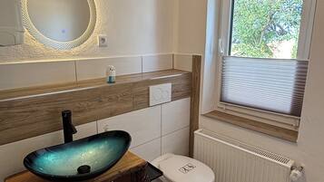 Douche, sèche-cheveux, serviettes fournies, papier toilette