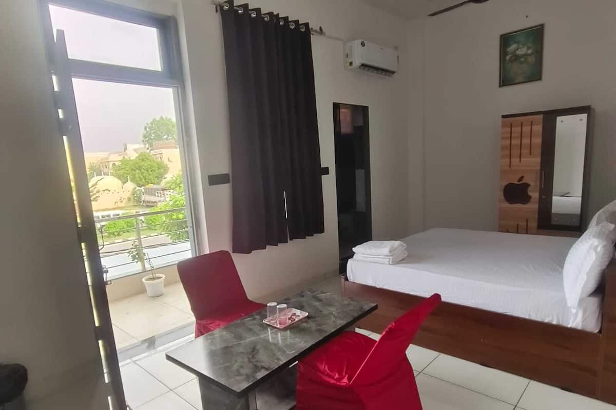 Habitación doble estándar, balcón, vista a la colina | Espacio para trabajar con laptop y wifi gratis