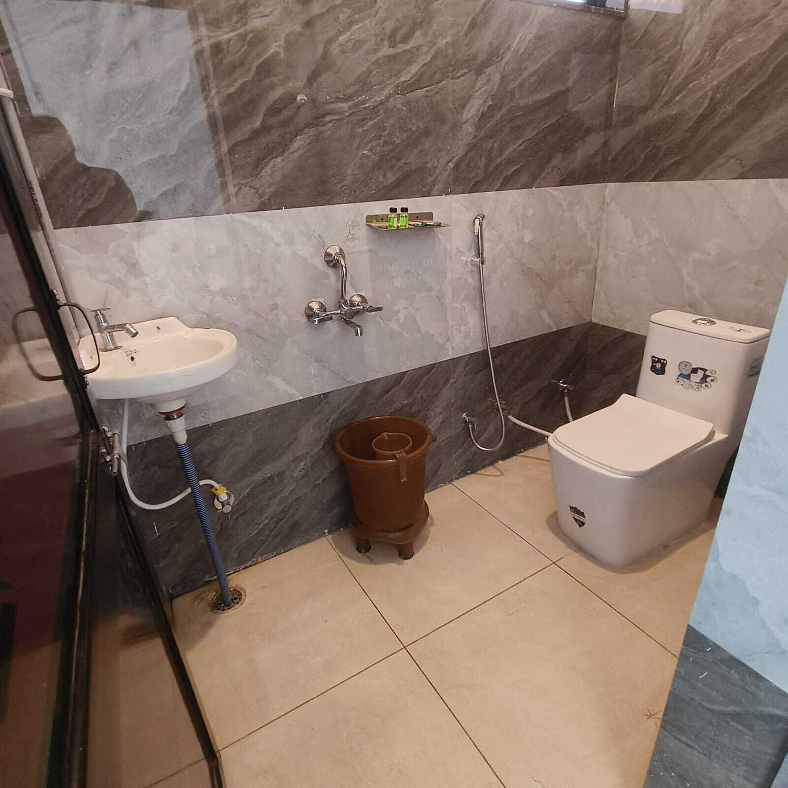 Superior-Doppelzimmer, Balkon, Blick auf die Anlage | Badezimmer | Dusche, Handtücher, Seife, Shampoo
