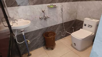 Superior-Doppelzimmer, Balkon, Blick auf die Anlage | Badezimmer | Dusche, Handtücher, Seife, Shampoo
